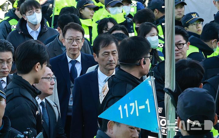 [서울=뉴시스] 이영환 기자 = 이태한 선관위 특검이 28일 오전 서울 송파구 올림픽공원 핸드볼경기장에서 진행되는 선관위 특검 현장 검증에 참석하고 있다.선관위 특검은 이날 올림픽공원 핸드볼경기장에 보관 중인 송파구 투표지 약 247만 장과 현장 CCTV를 포함한 물품에 대하여 임의검증을 실시할 예정이다. 2026.10.28. 20hwan@newsis.com