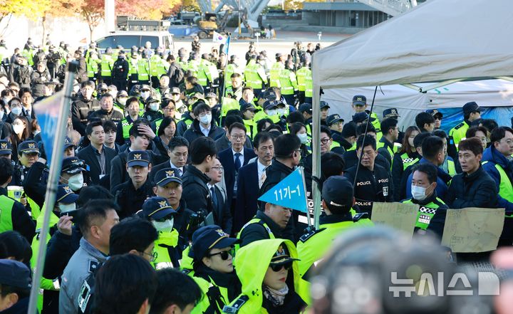 [서울=뉴시스] 이영환 기자 = 이태한 선관위 특검이 28일 오전 서울 송파구 올림픽공원 핸드볼경기장에서 진행되는 선관위 특검 현장 검증에 참석하고 있다.선관위 특검은 이날 올림픽공원 핸드볼경기장에 보관 중인 송파구 투표지 약 247만 장과 현장 CCTV를 포함한 물품에 대하여 임의검증을 실시할 예정이다. 2026.10.28. 20hwan@newsis.com