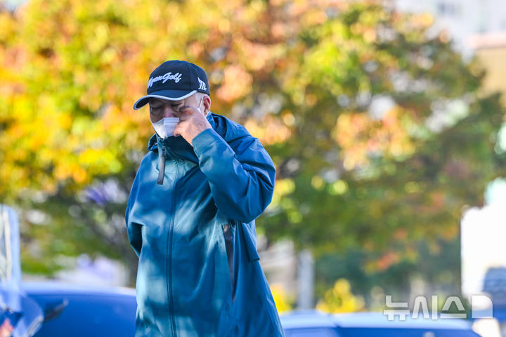 [전남광주=뉴시스] 이영주 기자 = 전남광주지역에 한파주의보가 내려진 28일 오전 전남광주 북구 오치동 한 횡단보도에서 시민이 단풍을 배경으로 걸음을 재촉하고 있다. 이날 오전 6시30분 기준 지역 내 주요지점 아침 최저기온은 구례 성삼재 영하 1.2도, 광주 무등산 0.9도, 구례 피아골 1.4도, 광양 백운산 2.1도, 곡성 옥과 3.1도, 나주 다도 3.5도, 고흥·담양 3.8도, 보성 4도, 영암 4.1도 등을 기록했다. 낮 최고기온도 평년보다 2~3도 떨어진 14~17도 분포를 보이겠다. 2026.10.28. leeyj2578@newsis.com