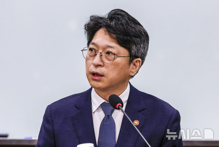 [서울=뉴시스] 정병혁 기자 = 홍지선 국토교통부 장관이 28일 서울 여의도 국회 의원회관에서 열린 더불어민주당 국토교통위원-국토교통부 당정협의회에서 발언을 하고 있다. 2026.10.28. jhope@newsis.com