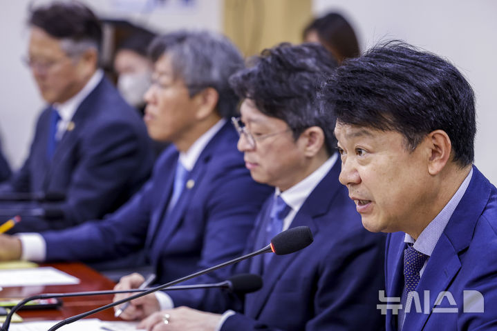 [서울=뉴시스] 정병혁 기자 = 복기왕 더불어민주당 국토교퉁위원회 간사가 28일 서울 여의도 국회 의원회관에서 열린 더불어민주당 국토교통위원-국토교통부 당정협의회에서 발언을 하고 있다. 2026.10.28. jhope@newsis.com