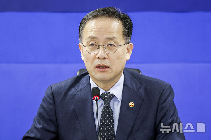 [서울=뉴시스] 정병혁 기자 = 이형일 부총리 겸 재정경제부 장관이 28일 서울 여의도 국회 의원회관에서 열린 가상자산 과세 당정협의회에서 발언하고 있다. 2026.10.28. jhope@newsis.com