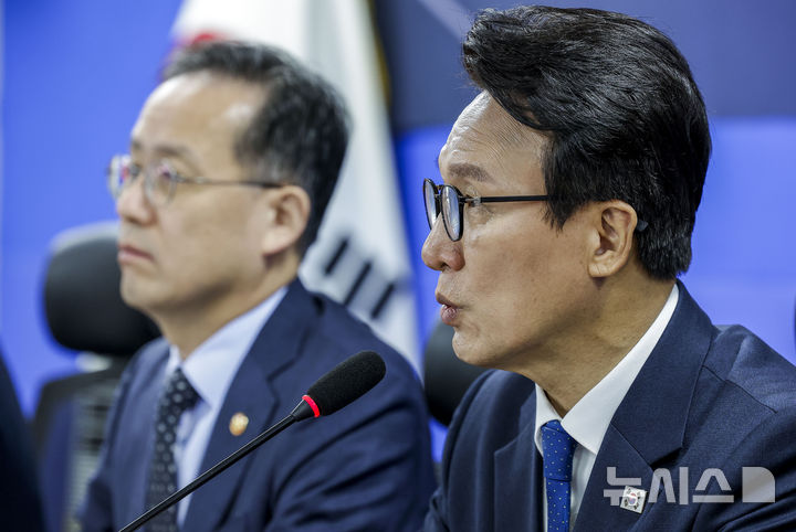 [서울=뉴시스] 정병혁 기자 = 김민석 더불어민주당 대표가 28일 서울 여의도 국회 의원회관에서 열린 가상자산 과세 당정협의회에서 발언하고 있다. 2026.10.28. jhope@newsis.com