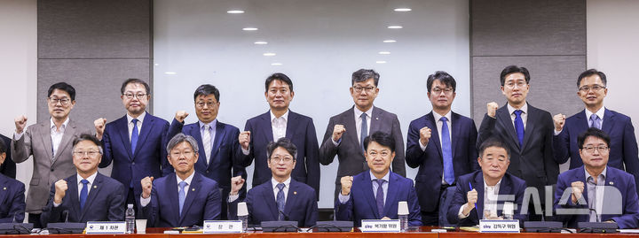 [서울=뉴시스] 정병혁 기자 = 복기왕 더불어민주당 국토교퉁위원회 간사와 홍지선 국토교통부 장관을 비롯한 참석자들이 28일 서울 여의도 국회 의원회관에서 열린 더불어민주당 국토교통위원-국토교통부 당정협의회에서 기념촬영을 하고 있다. 2026.10.28. jhope@newsis.com