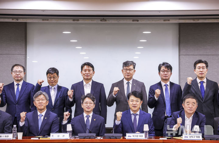 [서울=뉴시스] 정병혁 기자 = 복기왕 더불어민주당 국토교퉁위원회 간사와 홍지선 국토교통부 장관을 비롯한 참석자들이 28일 서울 여의도 국회 의원회관에서 열린 더불어민주당 국토교통위원-국토교통부 당정협의회에서 기념촬영을 하고 있다. 2026.10.28. jhope@newsis.com