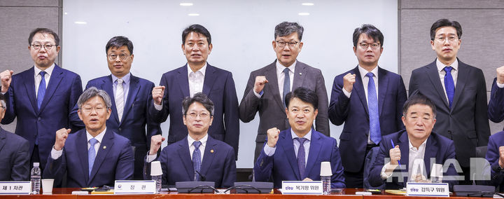 [서울=뉴시스] 정병혁 기자 = 복기왕 더불어민주당 국토교퉁위원회 간사와 홍지선 국토교통부 장관을 비롯한 참석자들이 28일 서울 여의도 국회 의원회관에서 열린 더불어민주당 국토교통위원-국토교통부 당정협의회에서 기념촬영을 하고 있다. 2026.10.28. jhope@newsis.com
