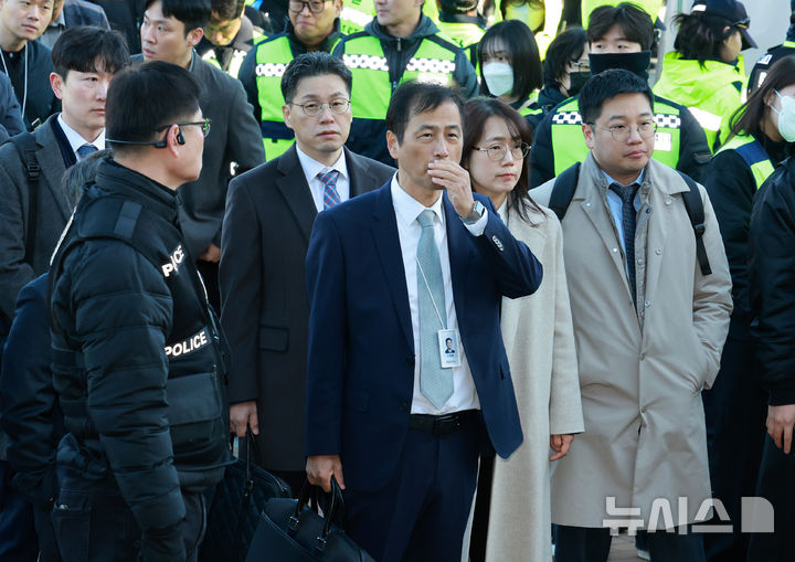 [서울=뉴시스] 이영환 기자 = 이태한 선관위 특검이 28일 오전 서울 송파구 올림픽공원 핸드볼경기장에서 진행되는 선관위 특검 현장 검증에 참석하고 있다.선관위 특검은 이날 올림픽공원 핸드볼경기장에 보관 중인 송파구 투표지 약 247만 장과 현장 CCTV를 포함한 물품에 대하여 임의검증을 실시한다. 2026.10.28. 20hwan@newsis.com