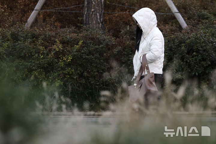 [서울=뉴시스] 최동준 기자 = 올가을 들어 가장 추운 날씨를 보이고 있는 28일 서울 청계 광장 인근에서 한 시민이 출근하고 있다. 2026.10.28. photocdj@newsis.com