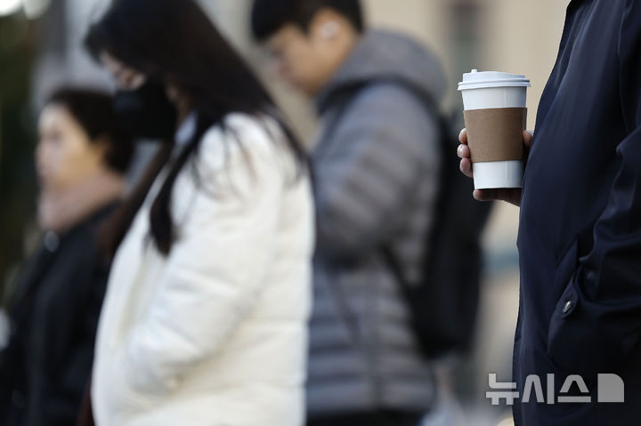 [서울=뉴시스] 최동준 기자 = 목요일인 29일은 내륙 곳곳의 아침 기온이 영하권으로 떨어지는 등 추위가 이어지겠다. 사진은 올가을 들어 가장 추운 날씨를 보이고 있는 28일 서울 광화문역 인근에서 시민들이 출근하고 있는 모습. 2026.10.28. photocdj@newsis.com