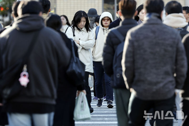 [서울=뉴시스] 최동준 기자 = 올가을 들어 가장 추운 날씨를 보이고 있는 28일 서울 광화문역 인근에서 시민들이 출근하고 있다. 2026.10.28. photocdj@newsis.com