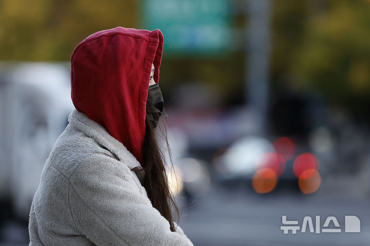 [서울=뉴시스] 최동준 기자 = ﻿﻿목요일인 29일은 아침 기온이 0도까지 떨어지는 등 추운 날씨가 이어지겠다. 사진은 올가을 들어 가장 추운 날씨를 보이고 있는 28일 서울 광화문역 인근에서 한 시민이 출근하고 있는 모습. 2026.10.28. photocdj@newsis.com