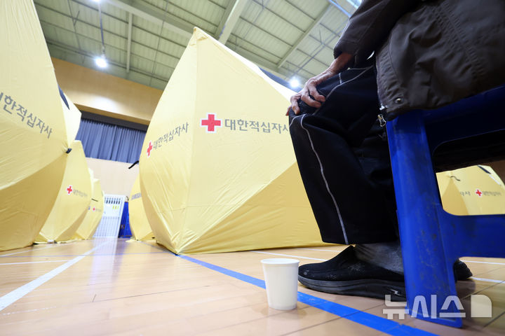 [서울=뉴시스] 전신 기자 = 28일 서울 강남구 개포중학교에 마련된 구룡마을 화재 이재민 임시대피소에서 한 이재민이 의자에 앉아 휴식을 취하고 있다. 2026.10.28. photo1006@newsis.com