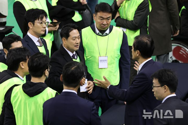 [서울=뉴시스] 사진공동취재단 = 28일 선관위 특검의 6·3 지방선거 투표용지 공개검증이 열리는 서울 송파구 올림픽공원 핸드볼경기장에서 검증참관인으로 참석한 장동혁 국민의힘 대표가 참관 현장의 촬영 불가 방침을 두고 이태한 특검과 대화를 나누고 있다. 2026.10.28. photo@newsis.com