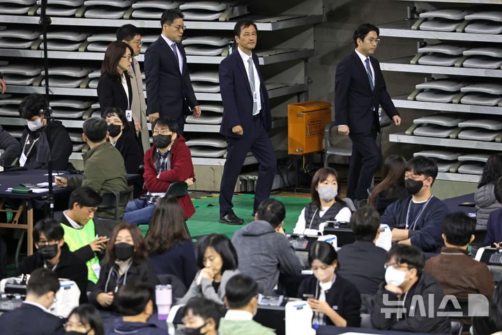 [서울=뉴시스] 사진공동취재단 = 이태한 선거관리위원회 특별검사가 28일 선관위 특검의 6·3 지방선거 투표용지 공개검증이 열리는 서울 송파구 올림픽공원 핸드볼경기장에 입장하고 있다. 2026.10.28. photo@newsis.com