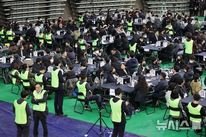 [서울=뉴시스] 사진공동취재단 = 28일 서울 송파구 올림픽공원 핸드볼경기장에서 이태한 선거관리위원회 특별검사팀 관계자, 사무원, 참관단이 6·3 지방선거 투표용지 공개검증을 준비하고 있다. 2026.10.28. photo@newsis.com