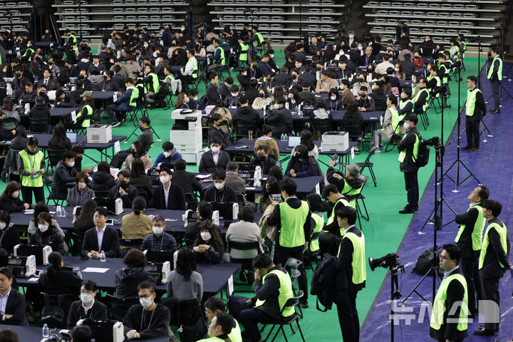 [서울=뉴시스] 사진공동취재단 = 28일 서울 송파구 올림픽공원 핸드볼경기장에서 이태한 선거관리위원회 특별검사팀 관계자, 사무원, 참관단이 6·3 지방선거 투표용지 공개검증을 준비하고 있다. 2026.10.28. photo@newsis.com