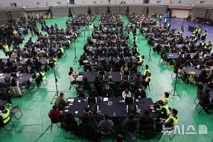 [서울=뉴시스] 사진공동취재단 = 28일 서울 송파구 올림픽공원 핸드볼경기장에서 이태한 선거관리위원회 특별검사팀 관계자, 사무원, 참관단이 6·3 지방선거 투표용지 공개검증을 준비하고 있다. 2026.10.28. photo@newsis.com