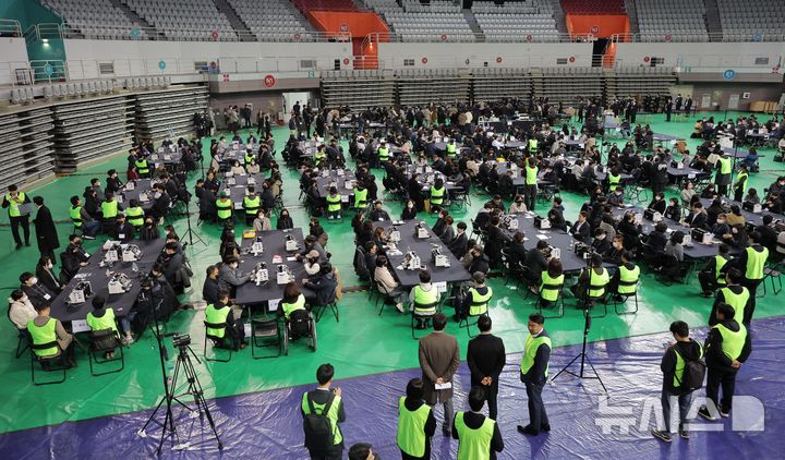 [서울=뉴시스] 사진공동취재단 = 28일 서울 송파구 올림픽공원 핸드볼경기장에서 이태한 선거관리위원회 특별검사팀 관계자, 사무원, 참관단이 6·3 지방선거 투표용지 공개검증을 준비하고 있다. 2026.10.28. photo@newsis.com