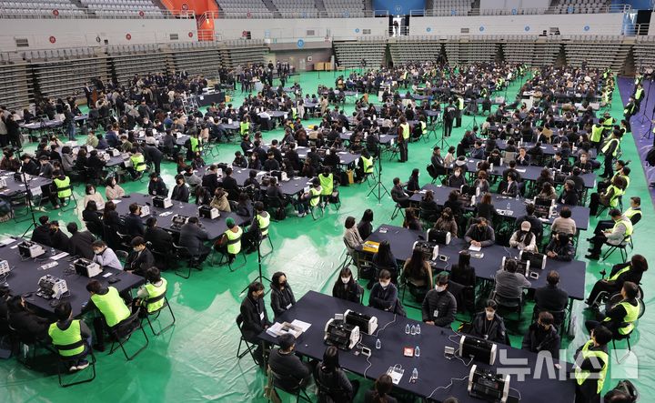 [서울=뉴시스] 사진공동취재단 = 28일 서울 송파구 올림픽공원 핸드볼경기장에서 이태한 선거관리위원회 특별검사팀 관계자, 사무원, 참관단이 6·3 지방선거 투표용지 공개검증을 준비하고 있다. 2026.10.28. photo@newsis.com