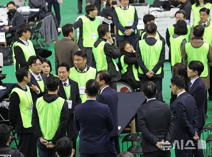 [서울=뉴시스] 사진공동취재단 = 28일 선관위 특검의 6·3 지방선거 투표용지 공개검증이 열리는 서울 송파구 올림픽공원 핸드볼경기장에서 검증참관인으로 참석한 장동혁 국민의힘 대표가 참관 현장의 촬영 불가 방침을 두고 이태한 특검과 대화하고 있다. 2026.10.28. photo@newsis.com