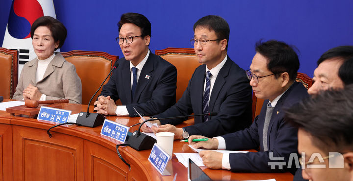 [서울=뉴시스] 고범준 기자 = 김민석 더불어민주당 대표가 28일 서울 여의도 국회에서 열린 최고위원회의에서 발언하고 있다. 2026.10.28. bjko@newsis.com