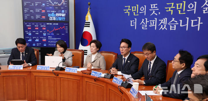 [서울=뉴시스] 고범준 기자 = 김민석 더불어민주당 대표가 28일 서울 여의도 국회에서 열린 최고위원회의에서 발언하고 있다. 2026.10.28. bjko@newsis.com