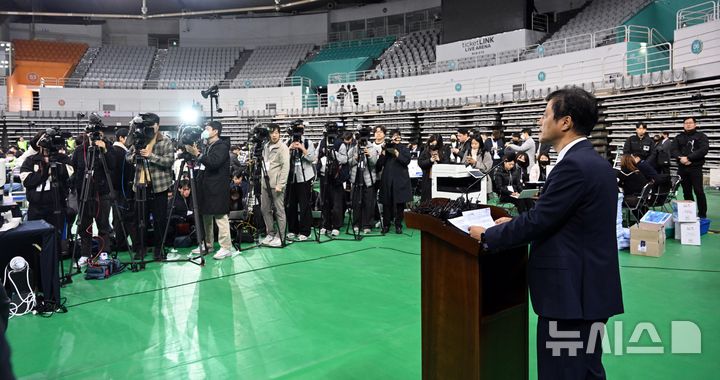 [서울=뉴시스] 사진공동취재단 = 이태한 선거관리위원회 특별검사가 28일 6.3 지방선거 투표용지 공개 검증을 위해 서울 올림픽공원 핸드볼경기장에서 기자회견을 하고 있다. 2026.10.28. photo@newsis.com