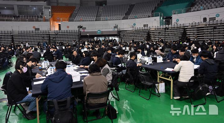 [서울=뉴시스] 사진공동취재단 = 28일 오전 서울 송파구 올림픽공원 핸드볼경기장 앞에서 열린 선관위 특검 올림픽공원 현장 검증에서 관계자들이 현장 검증을 준비하고 있다. 2026.10.28. photo@newsis.com