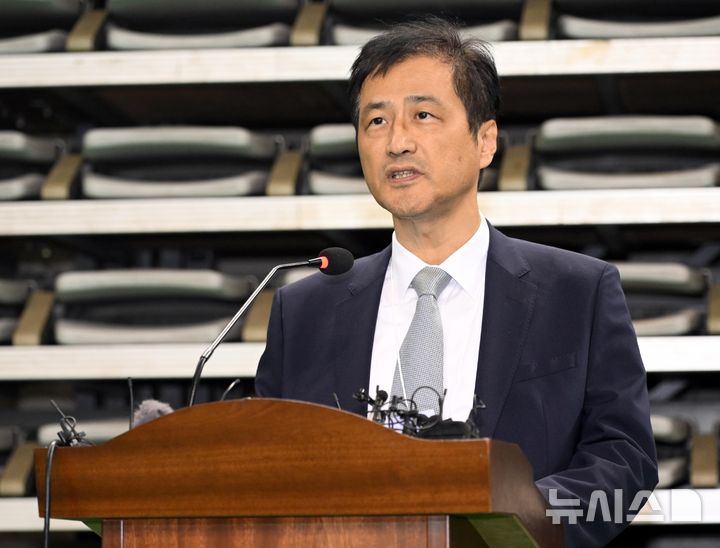 [서울=뉴시스] 사진공동취재단 = 이태한 선거관리위원회 특별검사가 28일 6.3 지방선거 투표용지 공개 검증을 위해 서울 올림픽공원 핸드볼경기장에서 기자회견을 하고 있다. 2026.10.28. photo@newsis.com