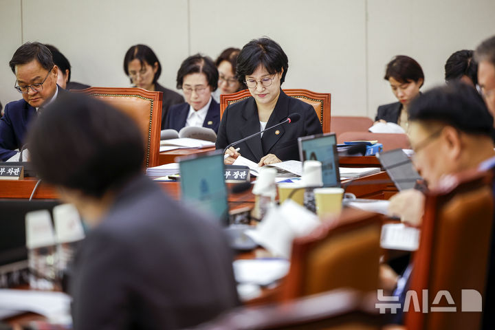 [서울=뉴시스] 정병혁 기자 = 원민경 성평등가족부 장관이 28일 서울 여의도 국회애서 열린 성평등가족위원회의 성평등가족부 등에 대한 국정감사에서 자료를 보고 있다. 2026.10.28. jhope@newsis.com
