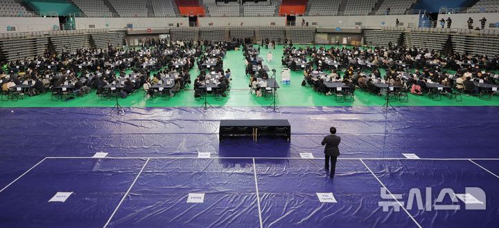[서울=뉴시스] 사진공동취재단 = 28일 선관위 특검의 6·3 지방선거 투표용지 공개검증이 열리는 서울 송파구 올림픽공원 핸드볼경기장 바닥에 서울시장, 송파구청장 등 송파구 선출직 공직자 직함이 붙어 있다. 2026.10.28. photo@newsis.com