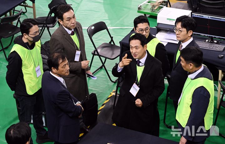 [서울=뉴시스] 사진공동취재단 = 장동혁 국민의힘 대표와 국민의힘 검증참관인이 28일 오전 서울 송파구 올림픽공원 핸드볼경기장 앞에서 열린 선관위 특검 올림픽공원 현장 검증에서 이태한 선거관리위원회 특별검사에게 항의하고 있다. 2026.10.28. photo@newsis.com