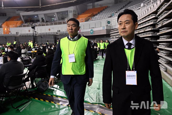 [서울=뉴시스] 사진공동취재단 = 장동혁 국민의힘 대표와 국민의힘 검증참관인이 28일 오전 서울 송파구 올림픽공원 핸드볼경기장 앞에서 열린 선관위 특검 올림픽공원 현장 검증에서 이태한 선거관리위원회 특별검사의 기자회견을 듣고 항의하기 위해 가고 있다. 2026.10.28. photo@newsis.com