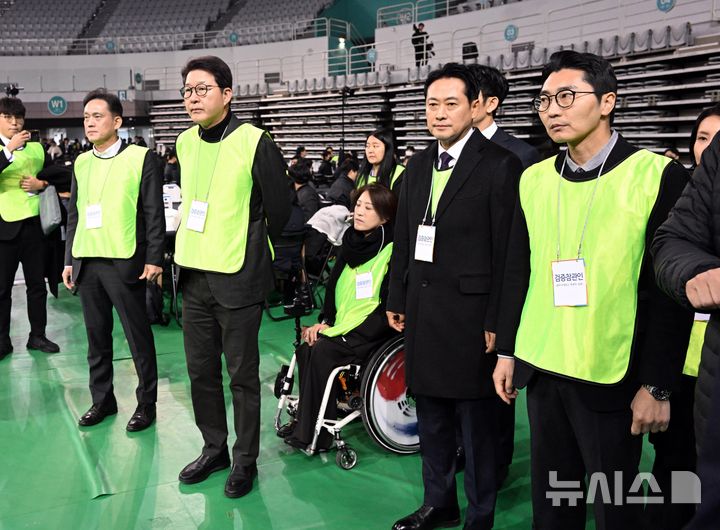 [서울=뉴시스] 사진공동취재단 = 장동혁 국민의힘 대표와 국민의힘 검증참관인이 28일 오전 서울 송파구 올림픽공원 핸드볼경기장 앞에서 열린 선관위 특검 올림픽공원 현장 검증에서 이태한 선거관리위원회 특별검사의 기자회견을 듣고 항의하기 위해 가고 있다. 2026.10.28. photo@newsis.com