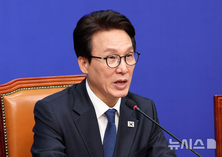 [서울=뉴시스] 고범준 기자 = 김민석 더불어민주당 대표가 28일 서울 여의도 국회에서 열린 최고위원회의에서 발언하고 있다. 2026.10.28. bjko@newsis.com
