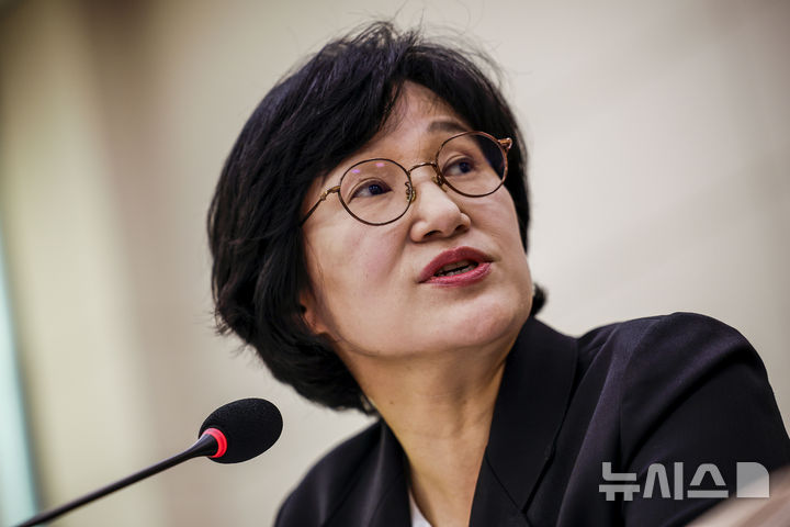 [서울=뉴시스] 정병혁 기자 = 원민경 성평등가족부 장관이 지난 28일 서울 여의도 국회애서 열린 성평등가족위원회의 성평등가족부 등에 대한 국정감사에 의원 질문에 답하고 있다. 2026.10.28. jhope@newsis.com