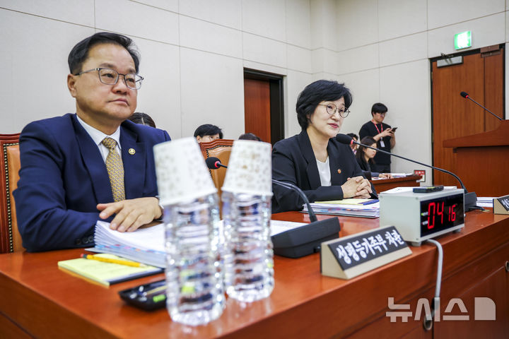 [서울=뉴시스] 정병혁 기자 = 원민경 성평등가족부 장관이 28일 서울 여의도 국회애서 열린 성평등가족위원회의 성평등가족부 등에 대한 국정감사에 의원 질문에 답하고 있다. 2026.10.28. jhope@newsis.com