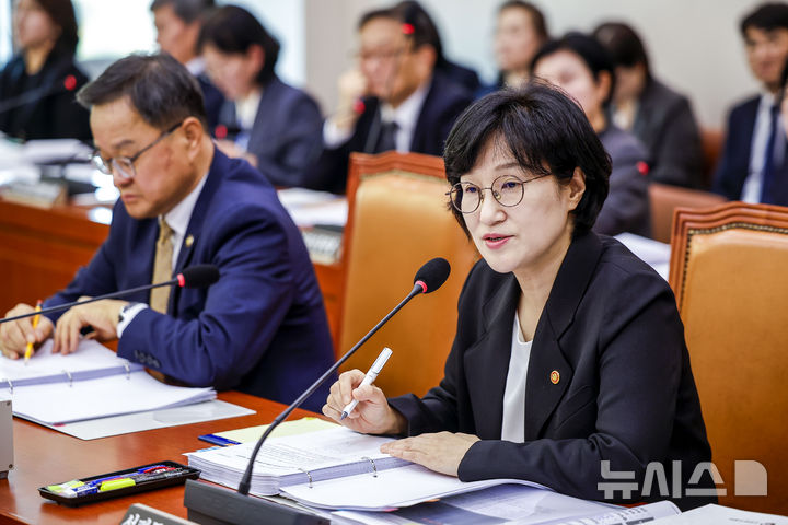 [서울=뉴시스] 정병혁 기자 = 원민경 성평등가족부 장관이 28일 서울 여의도 국회애서 열린 성평등가족위원회의 성평등가족부 등에 대한 국정감사에 의원 질문에 답하고 있다. 2026.10.28. jhope@newsis.com