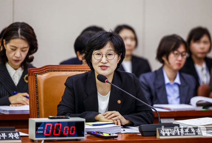[서울=뉴시스] 정병혁 기자 = 원민경 성평등가족부 장관이 28일 서울 여의도 국회애서 열린 성평등가족위원회의 성평등가족부 등에 대한 국정감사에 의원 질문에 답하고 있다. 2026.10.28. jhope@newsis.com