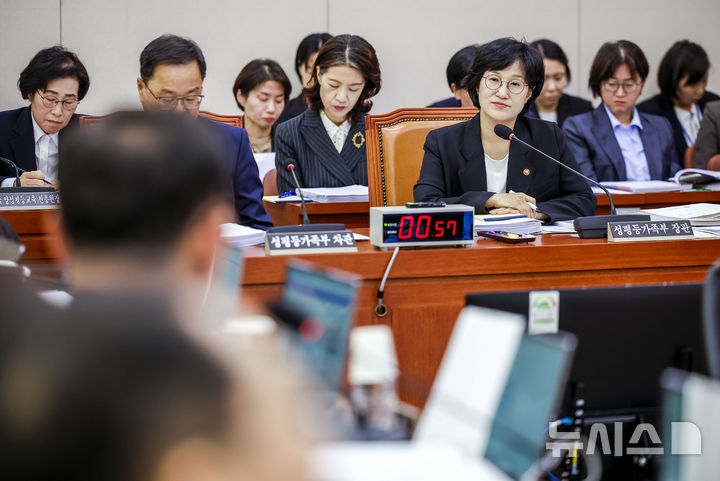 [서울=뉴시스] 정병혁 기자 = 원민경 성평등가족부 장관이 28일 서울 여의도 국회애서 열린 성평등가족위원회의 성평등가족부 등에 대한 국정감사에 의원 질문에 답하고 있다. 2026.10.28. jhope@newsis.com