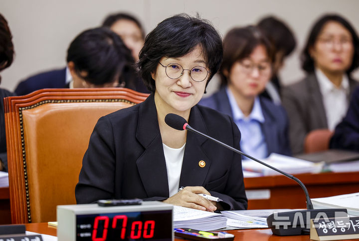 [서울=뉴시스] 정병혁 기자 = 원민경 성평등가족부 장관이 28일 서울 여의도 국회애서 열린 성평등가족위원회의 성평등가족부 등에 대한 국정감사에 의원 질문에 답하고 있다. 2026.10.28. jhope@newsis.com