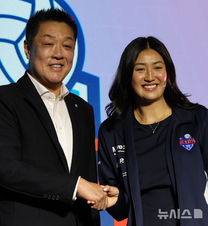 [서울=뉴시스] 박주성 기자 = 28일 오전 서울 강서구 메이필드 호텔에서 열린 2026~2027 KOVO 여자부 신인선수 드래프트에서 1라운드 1순위로 지명된 UCLA 오드리 박(한국명 박혜린)이 IBK 기업은행 알토스의 유니폼을 입고 마나베 마사요시 감독과 기념촬영을 하고 있다.연맹은 지난해 12월 제3차 이사회를 통해 외국국적동포 선수의 신인선수 드래프트 참가를 허용하기로 결정했다. 2026.10.28. park7691@newsis.com