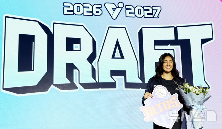 [서울=뉴시스] 박주성 기자 = 28일 오전 서울 강서구 메이필드 호텔에서 열린 2026~2027 KOVO 여자부 신인선수 드래프트에서 1라운드 1순위로 지명된 UCLA 오드리 박(한국명 박혜린)이 IBK 기업은행 알토스의 유니폼을 입고 기념촬영을 하고 있다. 연맹은 지난해 12월 제3차 이사회를 통해 외국국적동포 선수의 신인선수 드래프트 참가를 허용하기로 결정했다. 2026.10.28. park7691@newsis.com