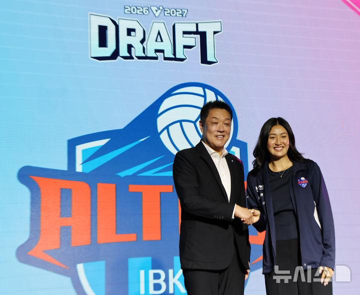 [서울=뉴시스] 박주성 기자 = 28일 오전 서울 강서구 메이필드 호텔에서 열린 2026~2027 KOVO 여자부 신인선수 드래프트에서 1라운드 1순위로 지명된 UCLA 오드리 박(한국명 박혜린)이 IBK 기업은행 알토스의 유니폼을 입고 마나베 마사요시 감독과 기념촬영을 하고 있다.연맹은 지난해 12월 제3차 이사회를 통해 외국국적동포 선수의 신인선수 드래프트 참가를 허용하기로 결정했다. 2026.10.28. park7691@newsis.com