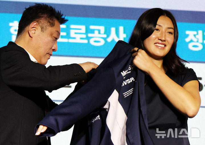 [서울=뉴시스] 박주성 기자 = 28일 오전 서울 강서구 메이필드 호텔에서 열린 2026~2027 KOVO 여자부 신인선수 드래프트에서 1라운드 1순위로 지명된 UCLA 오드리 박(한국명 박혜린)이 IBK 기업은행 알토스의 유니폼을 입고 있다. 연맹은 지난해 12월 제3차 이사회를 통해 외국국적동포 선수의 신인선수 드래프트 참가를 허용하기로 결정했다. 2026.10.28. park7691@newsis.com