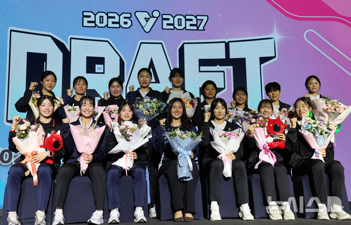 [서울=뉴시스] 박주성 기자 = 28일 오전 서울 강서구 메이필드 호텔에서 열린 2026~2027 KOVO 여자부 신인선수 드래프트에서 7개 구단에 지명된 선수들이 기념촬영을 하고 있다. 2026.10.28. park7691@newsis.com