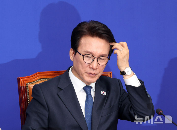 [서울=뉴시스] 고범준 기자 = 김민석 더불어민주당 대표가 지난 28일 서울 여의도 국회에서 열린 최고위원회의에서 머리를 만지고 있다. 2026.10.28. bjko@newsis.com