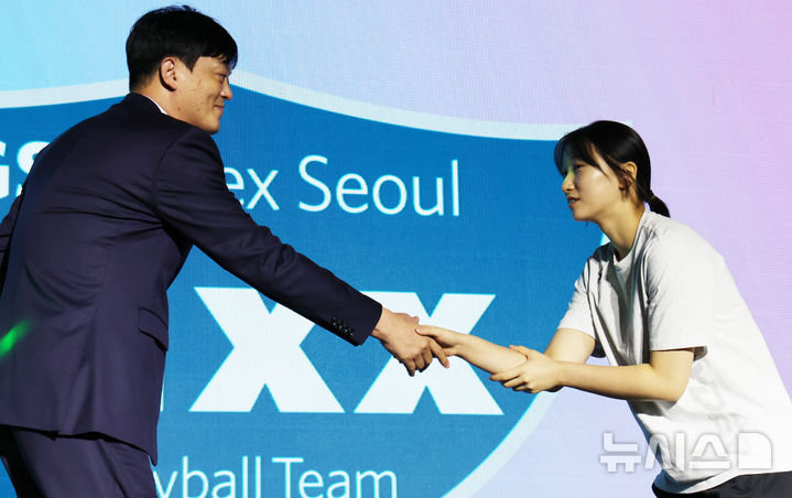 [서울=뉴시스] 박주성 기자 = 28일 오전 서울 강서구 메이필드 호텔에서 열린 2026~2027 KOVO 여자부 신인선수 드래프트에서 1라운드 7순위로 GS칼텍스 서울 Kixx에 지명된 선명여고 박은빈이 여영택 감독과 인사를 하고 있다. 2026.10.28. park7691@newsis.com