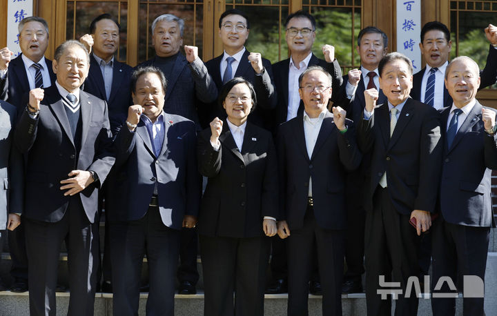 [서울=뉴시스] 최동준 기자 = 한성숙 국무총리가 28일 서울 종로구 국무총리 서울공관에서 열린 전국상인연합회 오찬간담회에서 이충환 전국상인연합회장 등 참석자들과 기념촬영을 하고 있다. 2026.10.28. photocdj@newsis.com