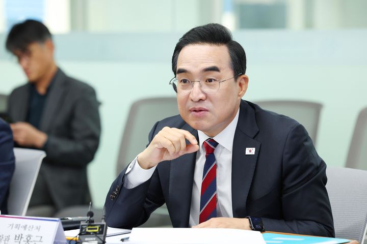 [서울=뉴시스] 박홍근 기획예산처 장관이 28일 전북 전주시 전북대학교 피지컬 AI 실증랩에서 열린 피지컬 AI 현장 간담회에서 발언하고 있다. (사진=기획처 제공) 2026.10.28. photo@newsis.com *재판매 및 DB 금지
